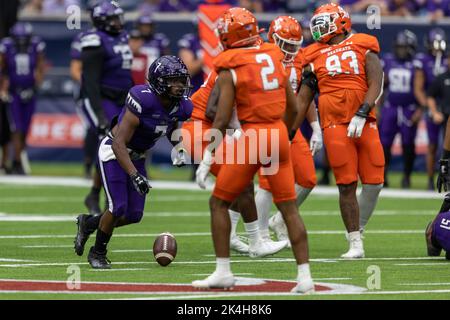 Stephen F. Austin Lumberjacks che corre indietro miglia Reed (7) drop la palla dopo aver fatto una prima discesa contro il Sam Houston state Bearkats, Sabato, Foto Stock