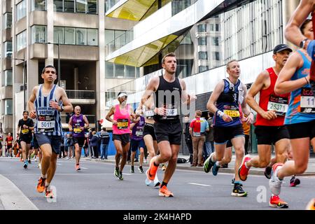 Londra, Regno Unito. 02nd Ott 2022. I partecipanti alla maratona di Londra TCS 2022 corrono attraverso il centro di Londra. Quasi 42 mila corridori hanno partecipato al concorso 2022. Credit: SOPA Images Limited/Alamy Live News Foto Stock