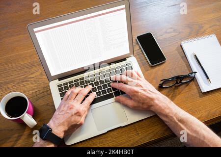 Uomo d'affari che utilizza un computer portatile in ufficio Foto Stock