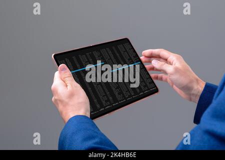 Mani di programmatore maschio caucasico utilizzando tablet con codifica su schermo. Codifica, programmazione e computer tecnologia immagine composita digitale. Foto Stock