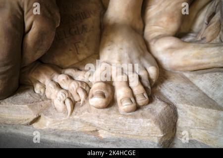 Primo piano: I piedi su una figura in marmo nel Museo del Bargello di Firenze Foto Stock