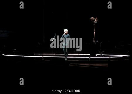 Il cantautore italiano Niccolo' Fabi canta sul palco per “Arena di Verona 02/10” un evento speciale per celebrare i suoi 25 anni di attività. Arena di Verona a Verona, Italia, il 2 ottobre 2022 Credit: Roberto Tommasini/Alamy Live News Foto Stock