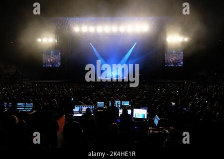 Il cantautore italiano Niccolo' Fabi canta sul palco per “Arena di Verona 02/10” un evento speciale per celebrare i suoi 25 anni di attività. Arena di Verona a Verona, Italia, il 2 ottobre 2022 Credit: Roberto Tommasini/Alamy Live News Foto Stock