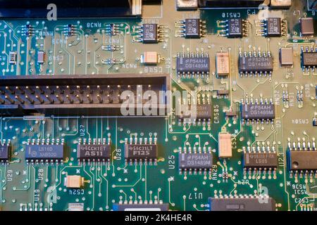 Circuito stampato per computer con sfumature verdi e dorate. Foto Stock