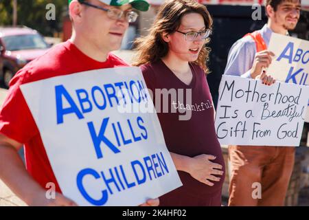 Bloomington, Stati Uniti. 02nd Ott 2022. Gli attivisti anti-aborto si allineano a East Third Street mentre tengono cartelli che esprimono le loro opinioni durante la protesta. Un tribunale del circuito dell'Indiana ha temporaneamente bloccato il divieto quasi totale di aborto dell'Indiana, ripristinando l'accesso all'aborto. Roe contro Wade, che garantiva un diritto costituzionale all'aborto, è stato abbattuto dalla maggioranza conservatrice della Corte Suprema degli Stati Uniti nel mese di giugno. (Foto di Jeremy Hogan/SOPA Images/Sipa USA) Credit: Sipa USA/Alamy Live News Foto Stock