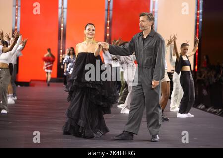 Nukaka Coster-Waldau e Nikolaj Coster-Waldau camminano sulla pista per lo spettacolo l'Oreal Womenswear Primavera/Estate 2023 come parte della settimana della moda di Parigi a Parigi, in Francia, il 02 ottobre 2022. Foto di Jerome Domine/ABACAPRESS.COM Foto Stock