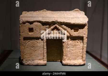 Due modelli di case del vico gallo-romano di Titelberg. 2nd ° secolo d.C. Possono essere piccoli santuari domestici dedicati ad un culto degli antenati. Foto Stock