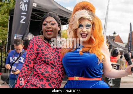 Londra, Regno Unito. 02nd Ott 2022. Trascina Queens YShee Black e può posare nella Cheer zone di Raninbow Row. Per la prima volta un tratto della rotta della Maratona di Londra è stato trasformato in Rainbow Row per celebrare la comunità LGBTQIA, promuovere l'inclusività e creare un'atmosfera di festa un ascensore a Mile 21. I corridori della maratona passano due fasi con esibizioni musicali e di resistenza e la strada che di solito è chiamata Butcher Row in Limehouse è coperta da bandiere colorate e bunting. Credit: SOPA Images Limited/Alamy Live News Foto Stock