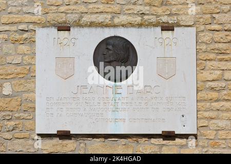 Targa commemorativa per il 500th° anniversario dell'incoronazione di Carlo VII di Francia all'Eglise Saint-Remy di Domrémy-la-Pucelle (Vosges), Francia Foto Stock