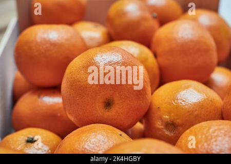 Tangerini in una scatola Foto Stock