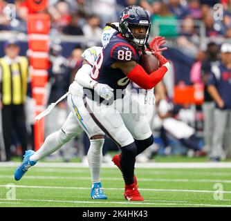 Houston, Stati Uniti. Ottobre 2, 2022: Texans Tight End Jordan Akins (88) sfugge alla presa del Cornerback Chargers J.C. Jackson (27) durante una partita della NFL tra i Texans e i Chargers il 2 ottobre 2022 a Houston. I Chargers vincono 34-24. (Credit Image: © Scott Coleman/ZUMA Press Wire) Credit: ZUMA Press, Inc./Alamy Live News Foto Stock