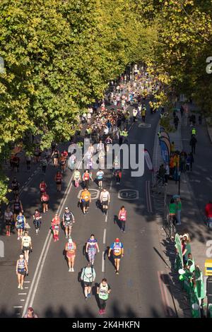 La Maratona di Londra del 2022 fu la 42nd° edizione della Maratona di Londra del 2 ottobre, Victoria Embankment, Northbank Foto Stock