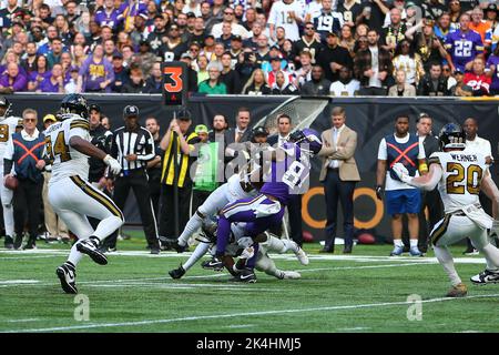 Londra, Regno Unito. 2nd ottobre 2022; Tottenham Hotspur Stadium. Tottenham, Londra, Inghilterra; NFL UK football, Minnesota Vikings versus The New Orleans Saints: Minnesota Vikings Tight End Irv Smith Jr. Per affrontare New Orleans Saints Cornerback Marshon Lattimore e Cornerback Bradley Roby Credit: Action Plus Sports Images/Alamy Live News Foto Stock