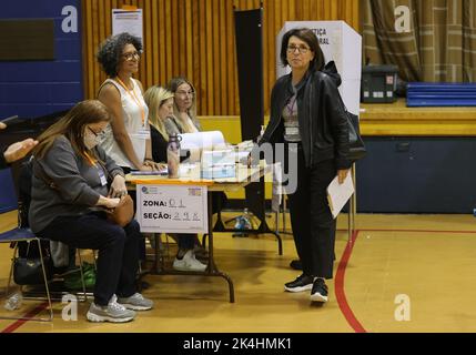 New York, NY, Stati Uniti. 2nd Ott 2022. Cathedral High School, New York, USA, 02 ottobre 2022 - gli immigrati brasiliani sono visti votare sulle elezioni presidenziali di là CountryToday a New York City. Il Presidente Jair Bolsonaro e l'ex presidente Lula da Silva sono i candidati alla carica. Console Generale del Brasile a New York Maria Nazareth Farani Azevedo è visto ispezionare le stazioni di poling durante le elezioni. Foto: Luiz Rampelotto/EuropaNewswire.PHOTO CREDIT OBBLIGATORIO. Foto Stock