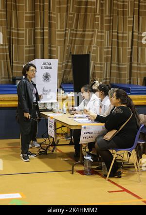 New York, NY, Stati Uniti. 2nd Ott 2022. Cathedral High School, New York, USA, 02 ottobre 2022 - gli immigrati brasiliani sono visti votare sulle elezioni presidenziali di là CountryToday a New York City. Il Presidente Jair Bolsonaro e l'ex presidente Lula da Silva sono i candidati alla carica. Console Generale del Brasile a New York Maria Nazareth Farani Azevedo è visto ispezionare le stazioni di poling durante le elezioni. Foto: Luiz Rampelotto/EuropaNewswire.PHOTO CREDIT OBBLIGATORIO. Foto Stock