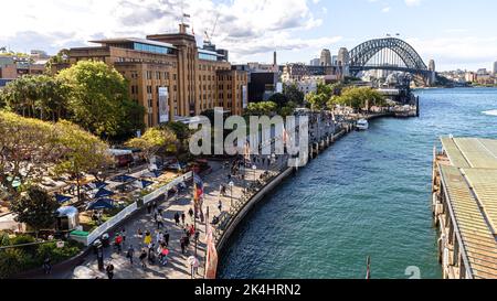 Persone che camminano lungo Circular Quay di fronte al Museo di Arte Contemporanea Foto Stock