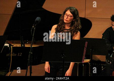Roma, Italia. 02nd Ott 2022. Camilla Battaglia voce jazz e compositore, figlia di arte (Tiziana Ghiglioni e Stefano Battaglia, nomi internazionali di spicco nella musica improvvisata), arriva alla Casa del Jazz di Roma, per registrare il suo prossimo CD che sarà pubblicato tra un paio di mesi. Line-up: Camilla Battaglia - voce, elettronica dal vivo e composizione, Julius Windisch - pianoforte, Nick Dunston - contrabbasso, Lukas Akintaya - batteria. (Foto di Daniela Franceschelli/Pacific Press) Credit: Pacific Press Media Production Corp./Alamy Live News Foto Stock