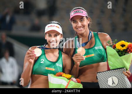 Parigi, Francia. 02nd Ott 2022. Eduarda Duda Santos Lisboa e Ana Patricia Ramos del Brasile durante il Beach Pro Tour Elite 16, allo stadio Roland-Garros, a Parigi, in Francia, il 2 ottobre, 2022. Credit: Victor Joly/Alamy Live News Foto Stock