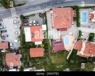 vista aerea drone villaggio sul mare con tetti rossi Foto Stock