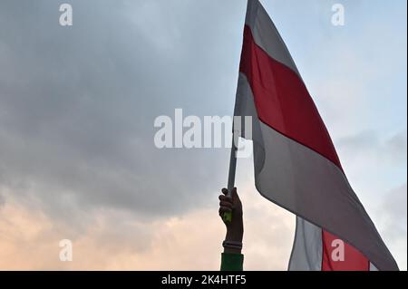 CRACOVIA, POLONIA. 02 ottobre 2022. I membri della diasfora bielorussa incontrano il leader dell'opposizione in Bielorussia, Svetlana Tikhanovskaya, fuori dal monumento di Adam Mickiewicz durante la sua breve visita a Cracovia. Credit: ASWphoto/Alamy Live News Foto Stock