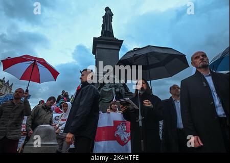 CRACOVIA, POLONIA. 02 ottobre 2022. Il leader esiliato dell'opposizione in Bielorussia, Svetlana Tikhanovskaya, incontra i membri della diaspora bielorussa locale fuori dal monumento di Adam Mickiewicz durante la sua breve visita a Cracovia. Credit: ASWphoto/Alamy Live News Foto Stock