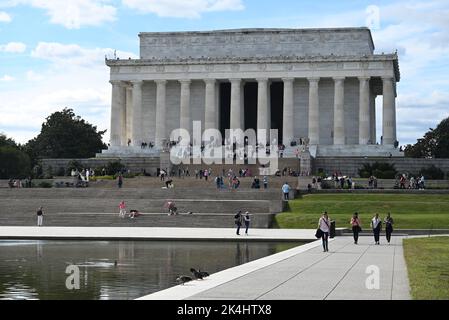 I visitatori si riuniscono sui gradini che portano dal Reflecting Pond al Lincoln Memorial sul National Mall di Washington, DC. Foto Stock