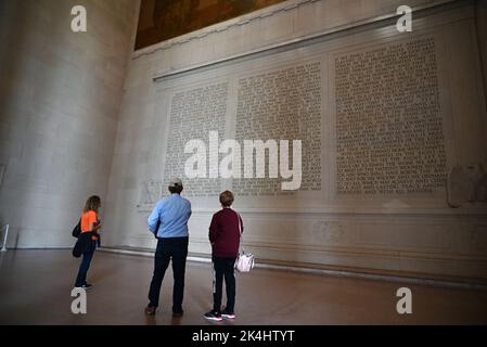 I visitatori leggono il discorso inaugurale del 2nd di Abraham Lincoln commemorato sul muro al Lincoln Memorial a Washington, DC. Foto Stock