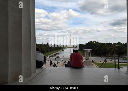 Il Washington Monument e il Reflecting Pond sul National Mall, visto dalla cima delle scale del Lincoln Memorial a Washington, DC. Foto Stock