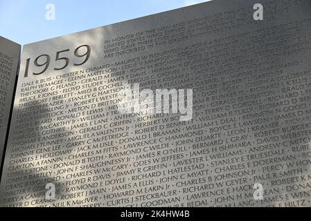 Il pannello centrale del muro commemorativo del Vietnam mostra i nomi dei primi soldati uccisi durante la guerra nel 1959. Foto Stock