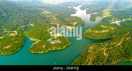 Vista lago Tuyen Lam visto dall'alto con acqua blu e Paradise isole sotto dare questo luogo una rilassante attrazione turistica. Questo è un idroelettrico Foto Stock