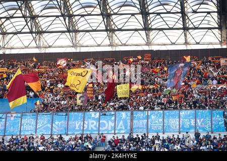 Milano, Italia. 1st Ott 2022. Italia, Milano, 1 2022 ottobre: Mentre i sostenitori di Roma sventolano le bandiere e mostrano i banner negli stand durante la partita di calcio FC INTER vs AS ROMA, Serie A Tim 2022-2023 day8 stadio San Siro (Credit Image: © Fabrizio Andrea Bertani/Pacific Press via ZUMA Press Wire) Foto Stock