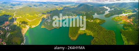 Vista lago Tuyen Lam visto dall'alto con acqua blu e Paradise isole sotto dare questo luogo una rilassante attrazione turistica. Questo è un idroelettrico Foto Stock