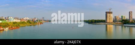 Novosibirsk, Siberia, Russia, 08.20.2022. La città sul OB. Panorama delle rive del fiume più grande del paese Foto Stock