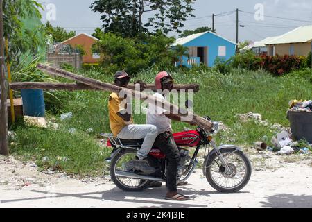 Higüey, la Altagracia, 5 luglio 2013: Lavoratori di una moto porta pali Foto Stock