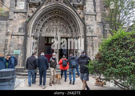 NEW YORK, NY - 02 OTTOBRE: Le persone e i loro animali si riuniscono per la benedizione degli animali alla Cattedrale di San Giovanni il Divino il 2 ottobre 2022 a New York City. In onore di San Francesco d'Assisi, patrono degli animali e dell'ambiente, i cristiani celebrano benedicendo gli animali e pregando. Credit: Ron Adar/Alamy Live News Foto Stock