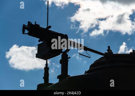 Sagoma della mitragliatrice in cima al vecchio Sherman Tank, Utha Beach, Normandia, Francia Foto Stock