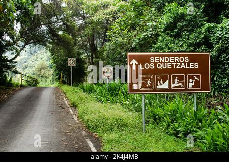 Un cartello di benvenuto a Los Quetzales Trail a Boquete, Chiriqui Foto Stock