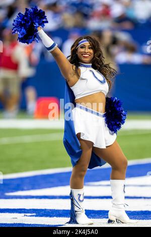 Indianapolis, Indiana, Stati Uniti. 02nd Ott 2022. Gli Indianapolis Colts cheerleaders si esibiscono durante l'azione di gioco di football della NFL tra i Tennessee Titans e gli Indianapolis Colts al Lucas Oil Stadium di Indianapolis, Indiana. Il Tennessee sconfisse Indianapolis 24-17. John Mersits/CSM/Alamy Live News Foto Stock