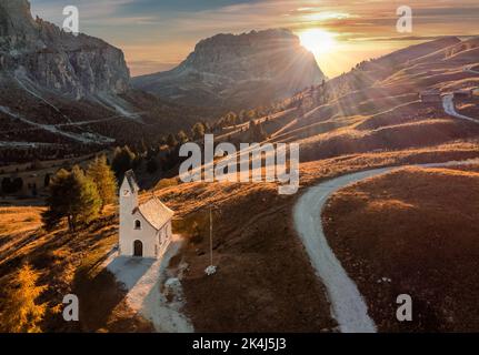 Alto Adige, Italia - la Cappella di San Maurizio al Passo Gardena nelle Dolomiti d'Italia in autunno con caldo colo Foto Stock