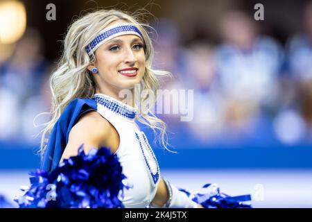 Indianapolis, Indiana, Stati Uniti. 02nd Ott 2022. Gli Indianapolis Colts cheerleaders si esibiscono durante l'azione di gioco di football della NFL tra i Tennessee Titans e gli Indianapolis Colts al Lucas Oil Stadium di Indianapolis, Indiana. Il Tennessee sconfisse Indianapolis 24-17. John Mersits/CSM/Alamy Live News Foto Stock