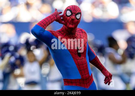 Indianapolis, Indiana, Stati Uniti. 02nd Ott 2022. Spider Man durante la partita di football degli NFL tra i Tennessee Titans e gli Indianapolis Colts al Lucas Oil Stadium di Indianapolis, Indiana. Il Tennessee sconfisse Indianapolis 24-17. John Mersits/CSM/Alamy Live News Foto Stock