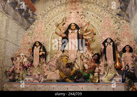 2 ottobre 2022, Kolkata, Bengala Occidentale, India: Il Club Mudiali celebra Durga Puja. (Credit Image: © Snehasish Bodhak/Pacific Press via ZUMA Press Wire) Foto Stock