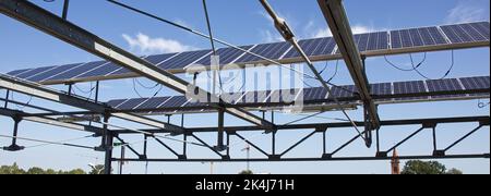 Pannelli solari per la produzione di energia elettrica rinnovabile sui tetti. Foto Stock