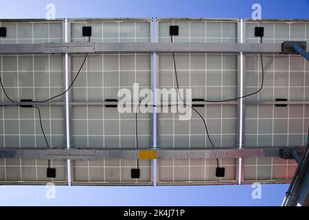 Pannelli solari per la produzione di energia elettrica rinnovabile sui tetti. Vista posteriore. Foto Stock
