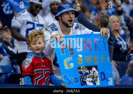 Indianapolis, Indiana, Stati Uniti. 02nd Ott 2022. Tifosi dei Tennessee Titans durante l'azione di gioco di football della NFL tra i Tennessee Titans e gli Indianapolis Colts al Lucas Oil Stadium di Indianapolis, Indiana. Il Tennessee sconfisse Indianapolis 24-17. John Mersits/CSM/Alamy Live News Foto Stock