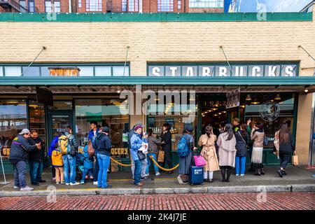 Seattle, Washington, USA - 9 ottobre 2019: Persone che aspettano sul sentiero in lunga coda per ordinare all'interno del primo Starbucks, il più classico e popolare Foto Stock