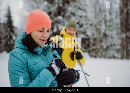 Coppia anziana in pausa durante lo sci di fondo. Foto Stock