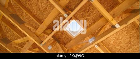 Primo piano della costruzione di un tetto ecologico rinnovabile a basso consumo energetico sostenibile eco casa in legno. Foto Stock
