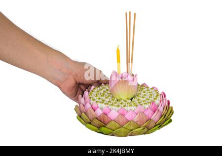 Il krathong rosa con petali di loto decora mano con fiori di loto e corona per la luna piena in Thailandia o il festival di Loy Krathong isolato sulla schiena bianca Foto Stock