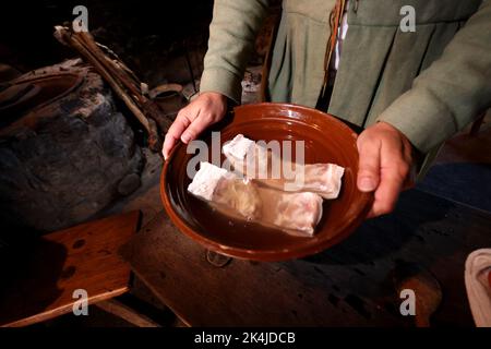 Carne cruda fotografata come parte di un discorso di storia sulla conservazione della carne al Weald & Downland Living Museum di Singleton, Chichester, Regno Unito. Foto Stock